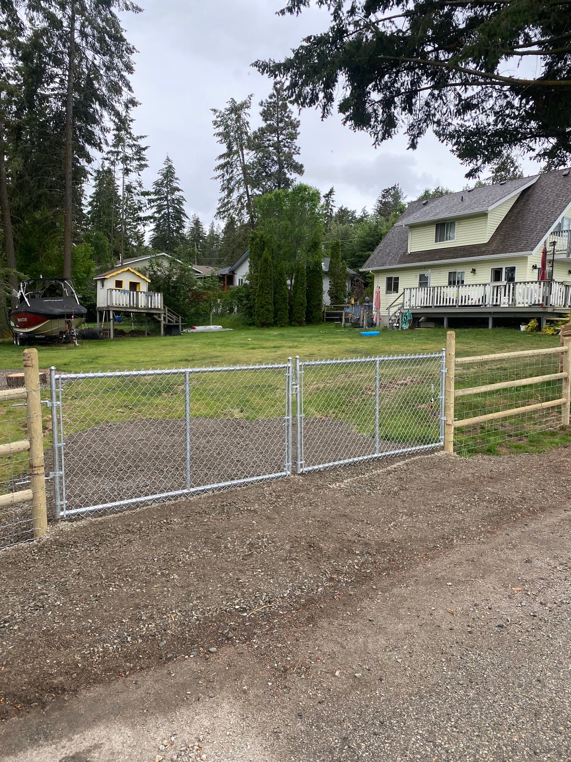 Fence gate for a private property